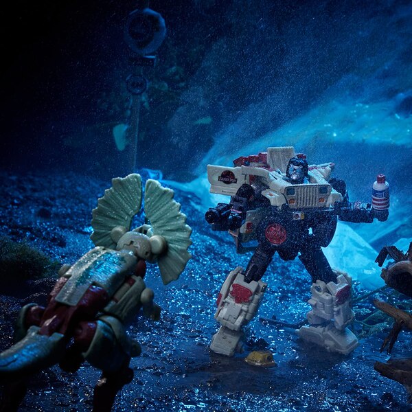 Image Of Dilophocon Vs Autobot JP12 New Transformers X Jurassic Park Collaborative  (14 of 19)